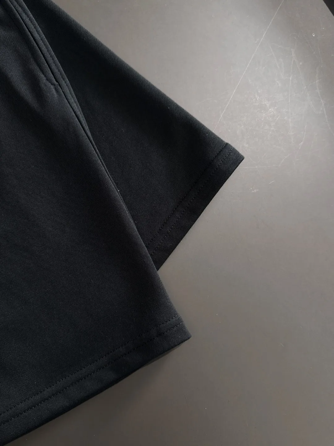 🅿️330 shipped next day, high quality Stone lsland/stone island 2025 spring and summer new style casual solid color loose shorts with elastic band, two needle stitches at the hem of the trousers, fine and firm stitching, custom-made fabrics at the counter, high breathability and comfort, impeccable details, brand element design concept, reflecting high quality. It feels delicate and soft! It presents a casual cut and the upper body shape is great! Size: S-XXL